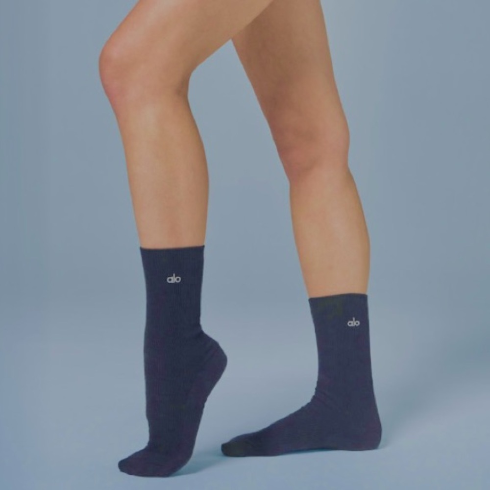 ALO Yoga Understated Half-Crew Socks in Navy